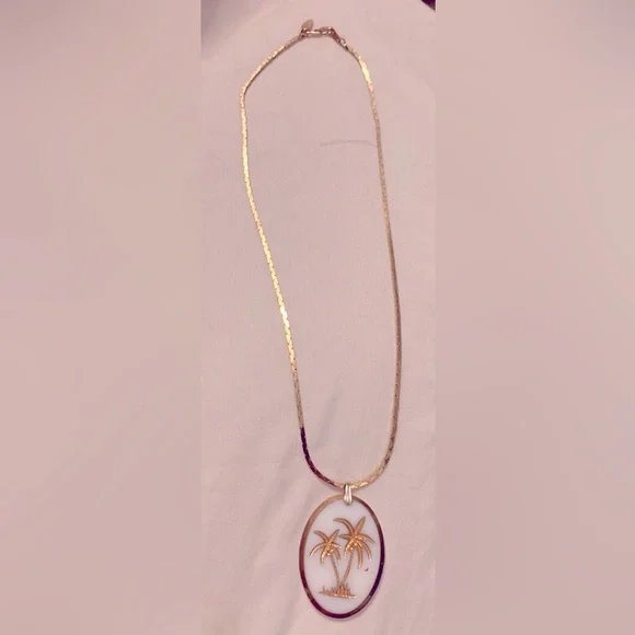 ❤️3/$15❤️Vintage Palm Tree Etched Pendant Necklace - Picture 2 of 4